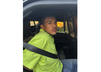 Pide “aventón” a la policía, lo arrestan por agresión sexual